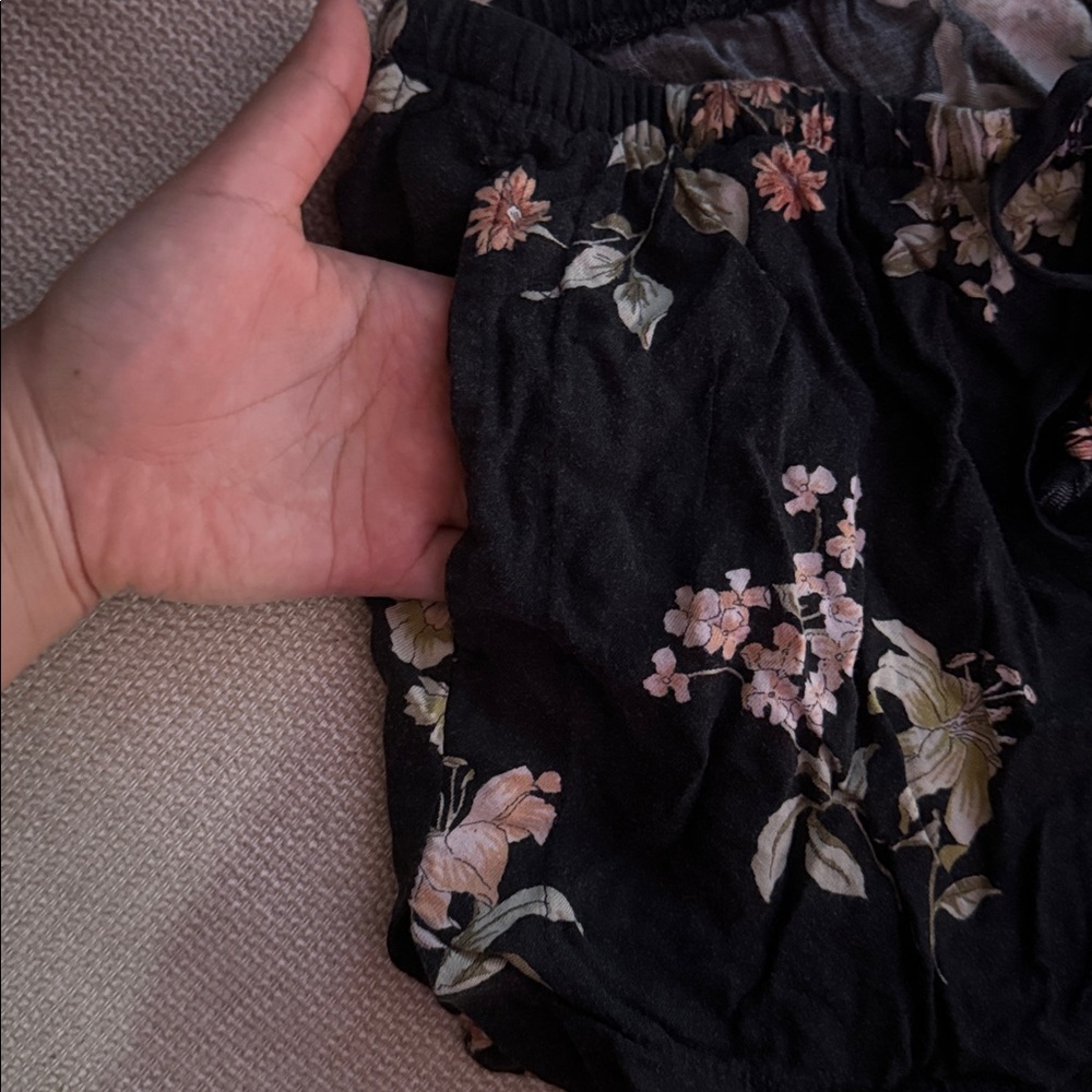 Brandy Melville Stretchy Floral Shorts - Picture 3 of 7